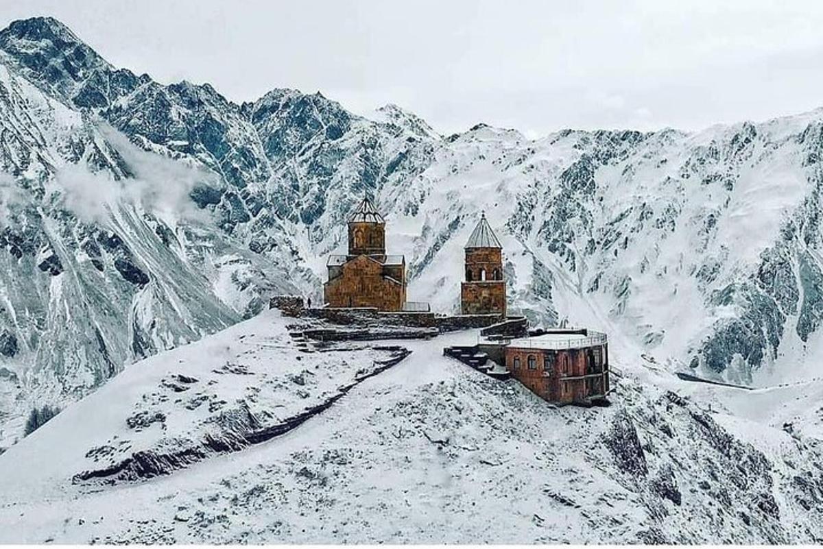 stavba na vrhu zasnežene gore