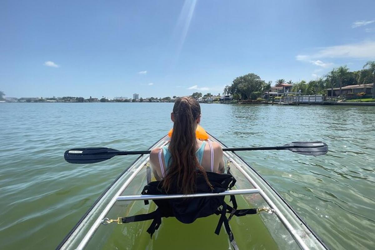 uma mulher está remando um barco na água