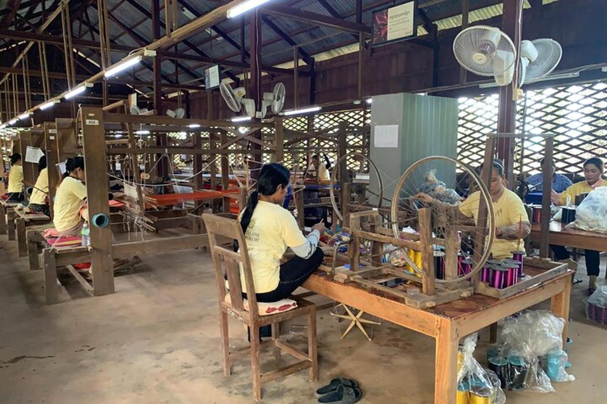 sekelompok orang yang bekerja di pabrik