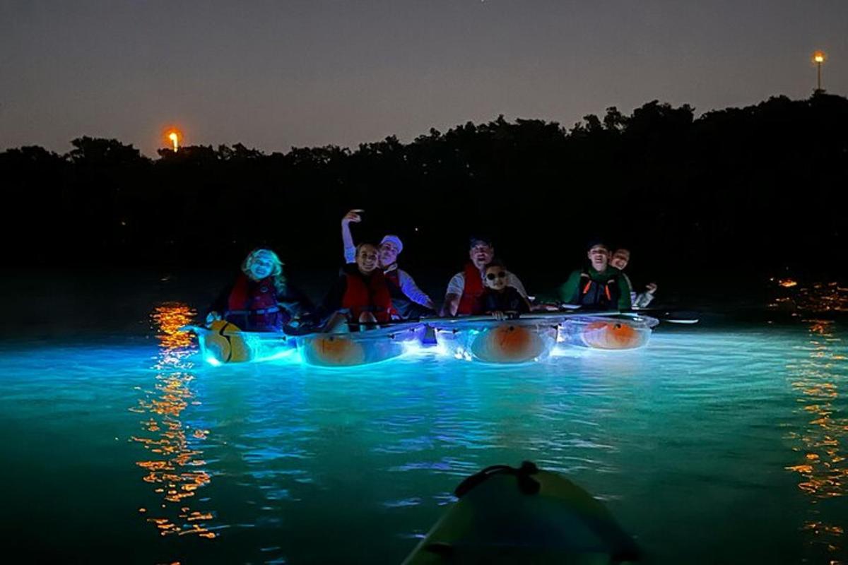 un gruppo di persone che viaggiano su una zattera in acqua