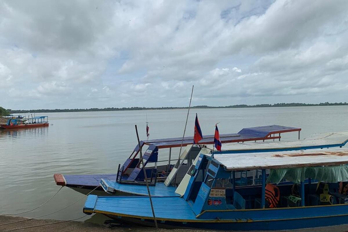 sebuah perahu biru berlabuh di atas air