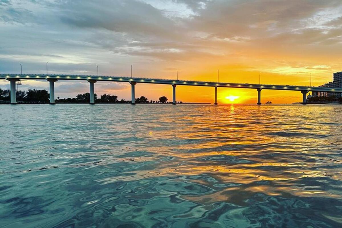 un ponte sopra uno specchio d'acqua al tramonto