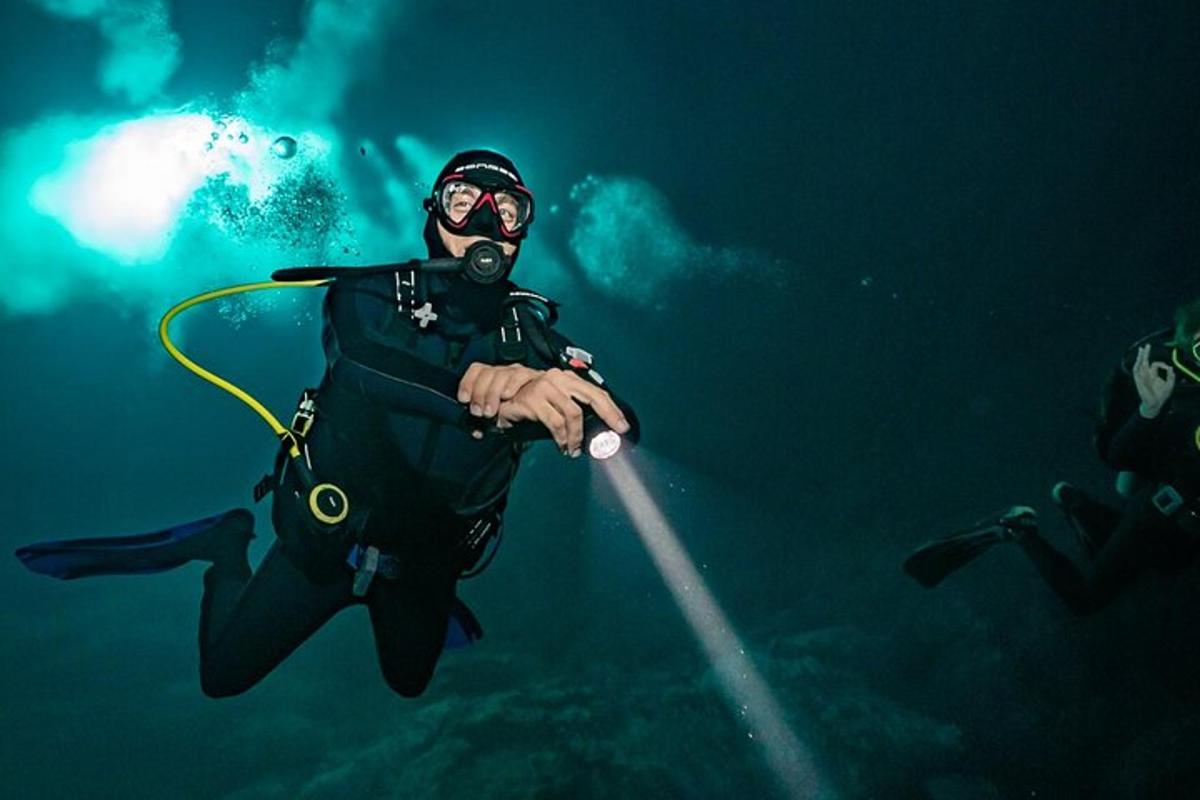 Un buzo está en el agua con una cuerda.