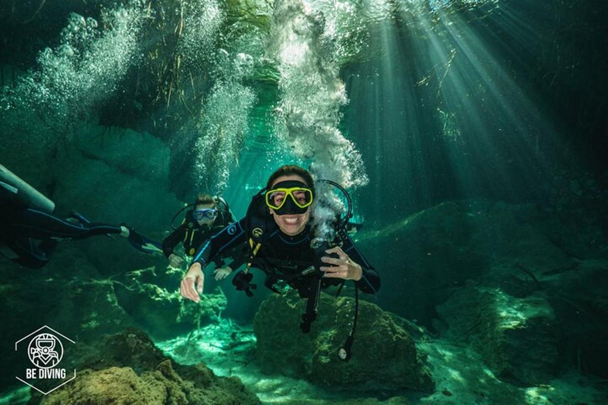 dos personas en el agua en una cueva