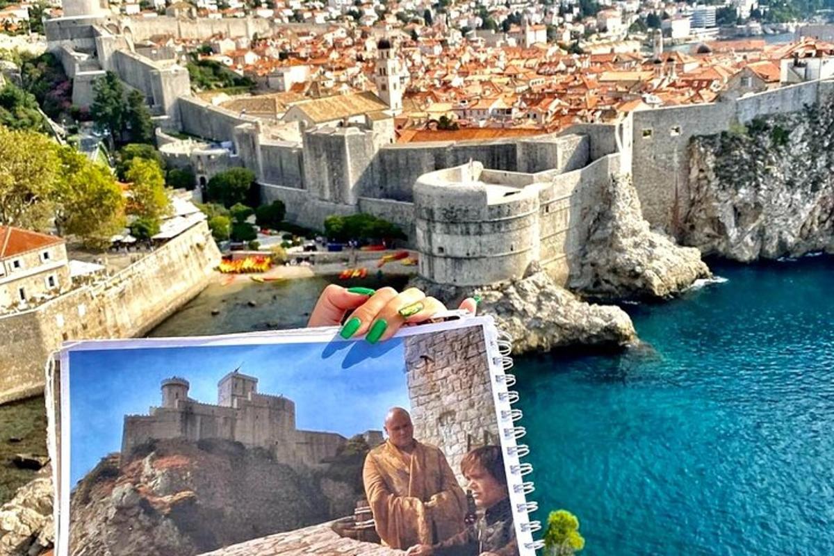 μια φωτογραφία ενός κάστρου πάνω σε ένα περιοδικό