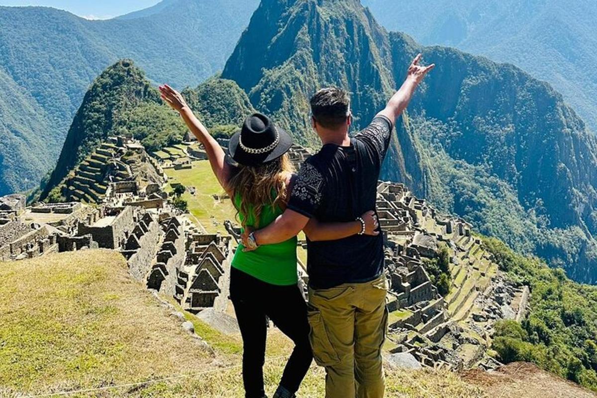 ein Mann und eine Frau stehen auf einem Berggipfel