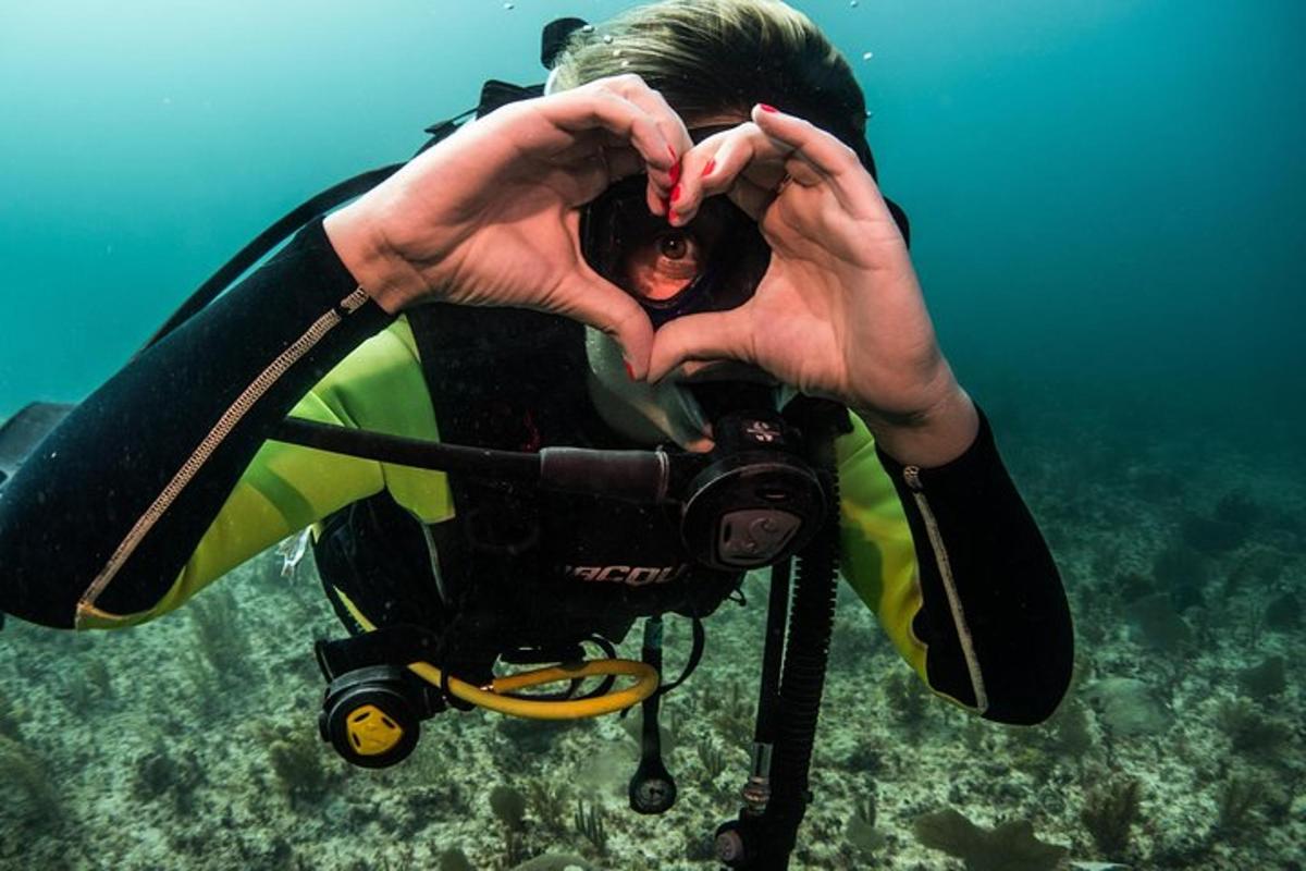 un uomo che forma un cuore con le mani