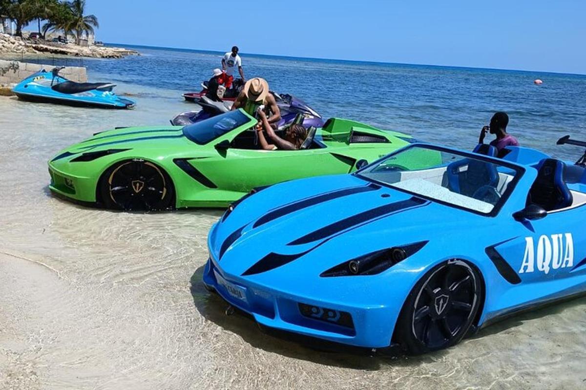 Modré a zelené RC auto na pláži
