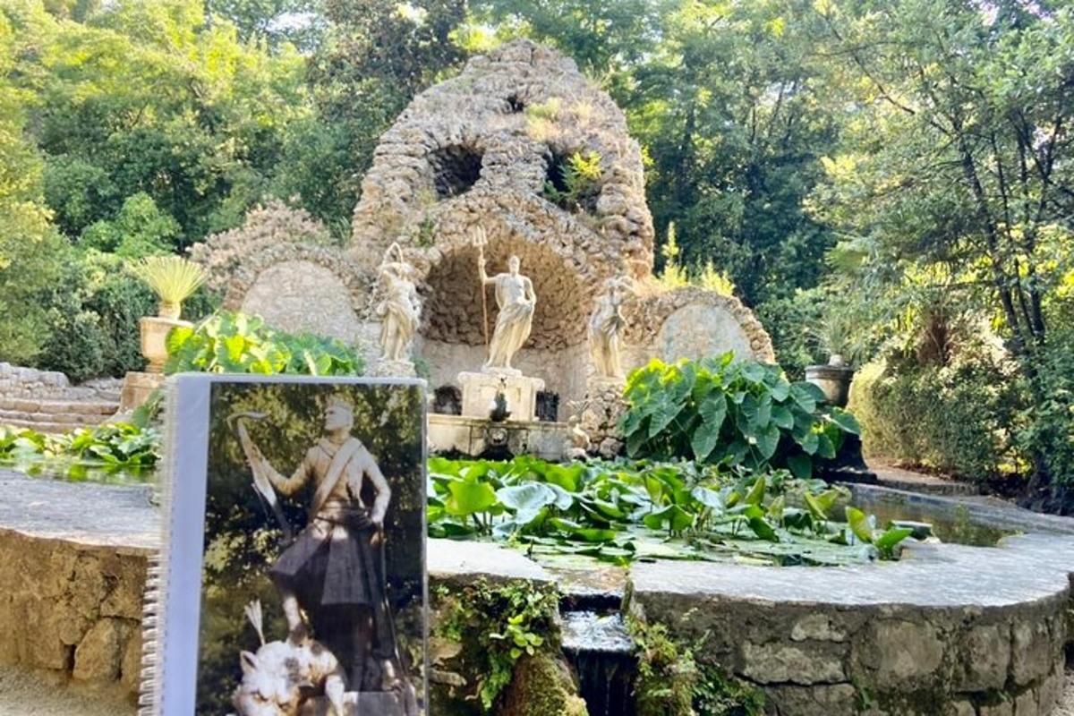μια εικόνα ενός σιντριβανιού σε έναν κήπο