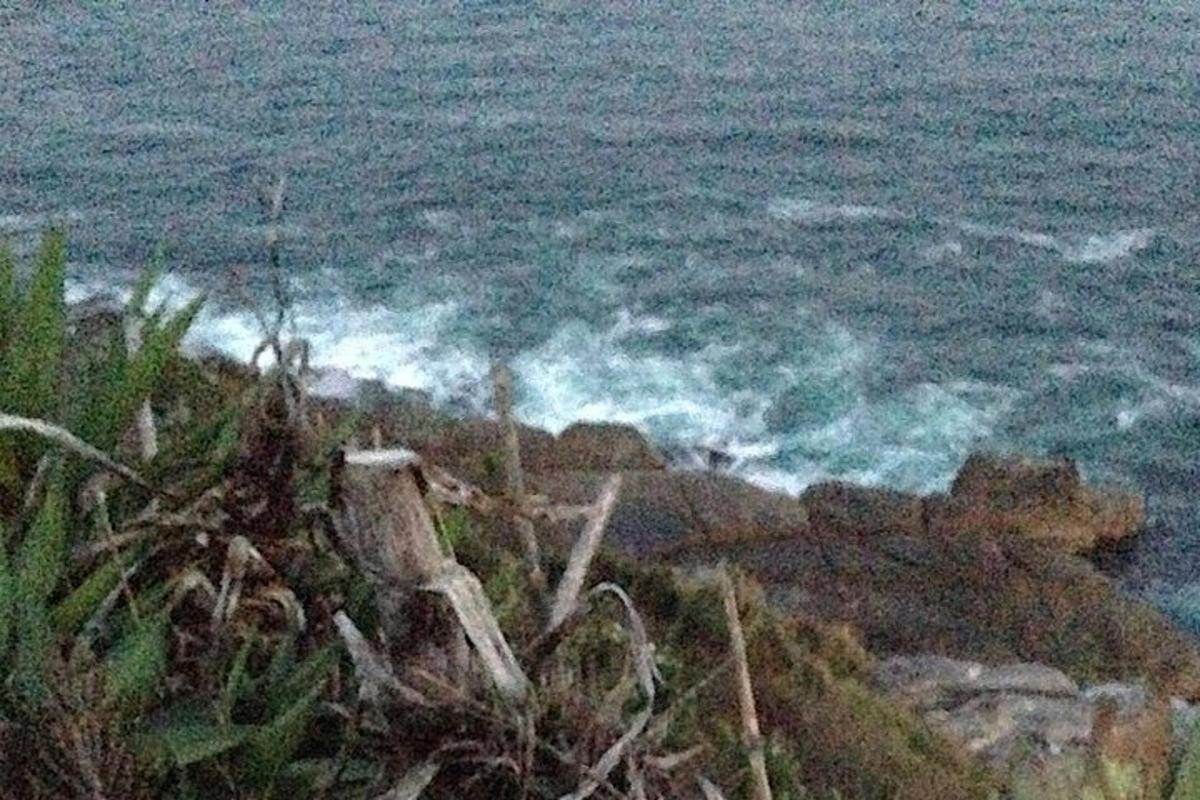 una vista dell'oceano con le onde che si infrangono sugli scogli
