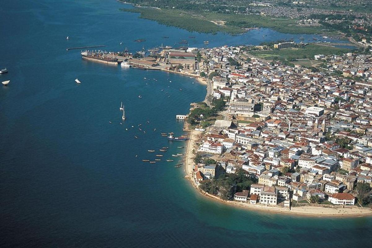 Letecký pohled na malý ostrov ve vodě