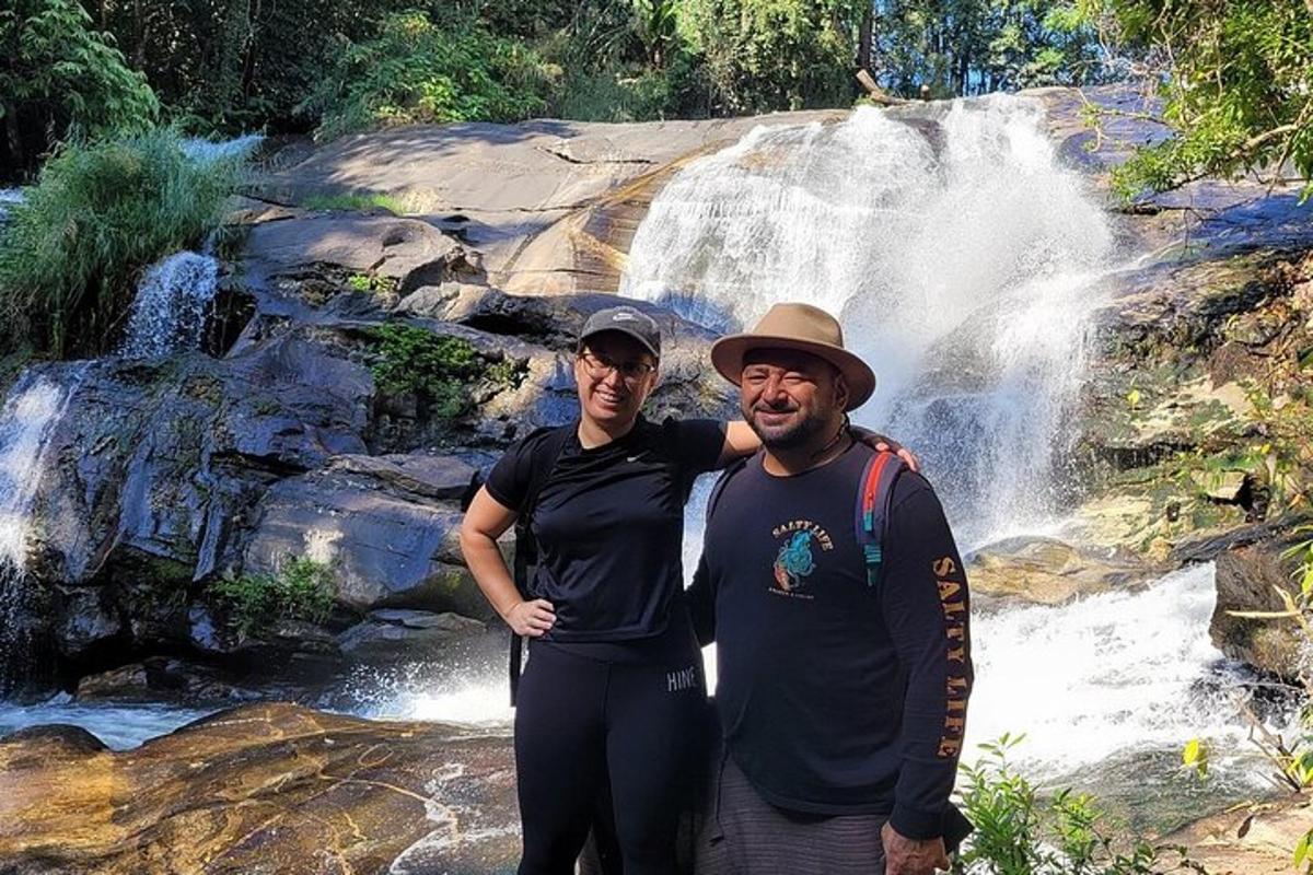 due persone in piedi davanti a una cascata