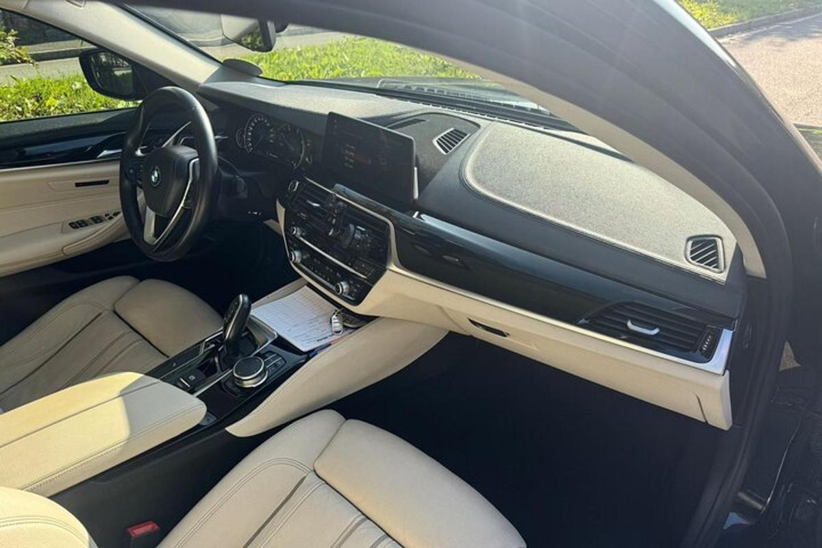 una vista del cruscotto di un'auto