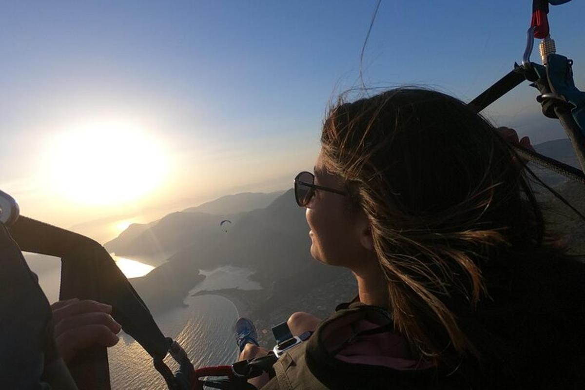 una dona està volant amb ajuda per sobre de les muntanyes