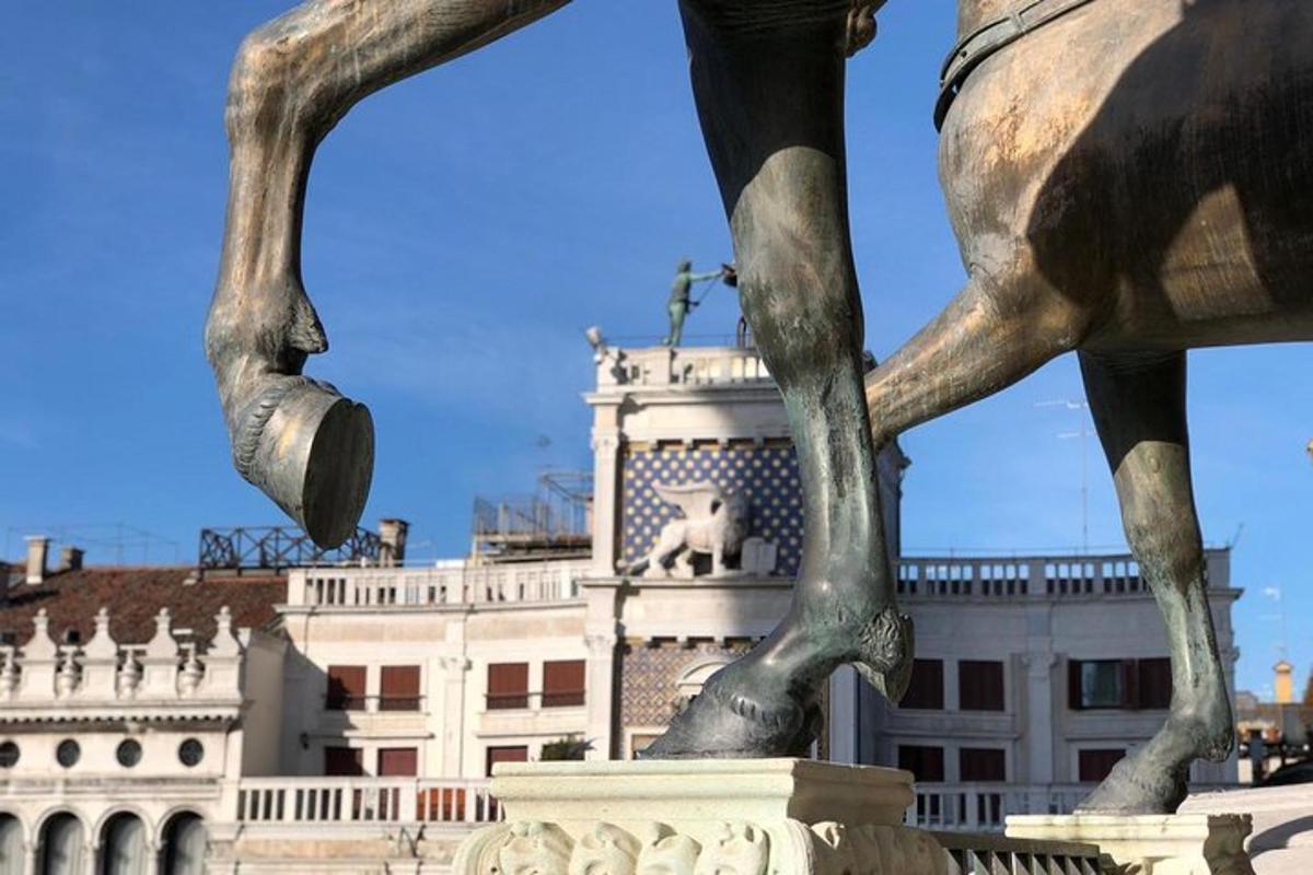 una estatua de un caballo frente a un edificio