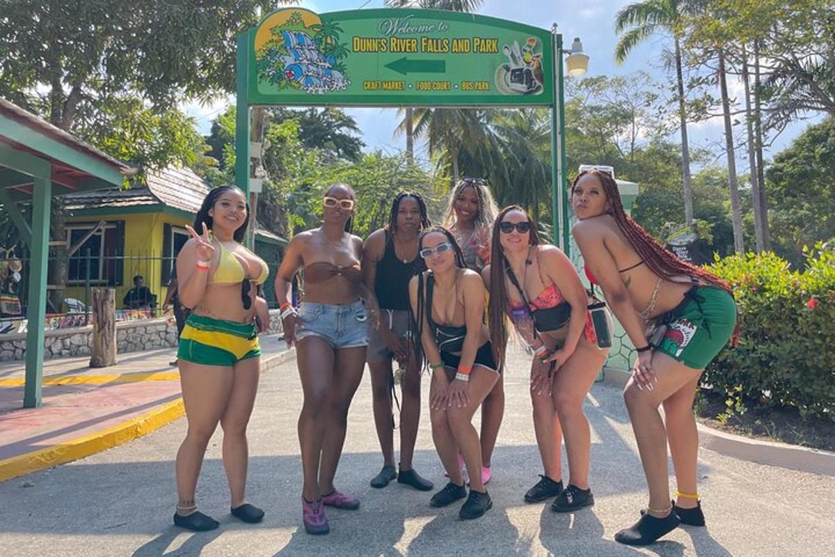 un gruppo di donne in costume da bagno in piedi sulla strada