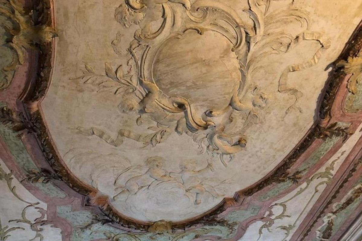 una pintura en el techo de un edificio