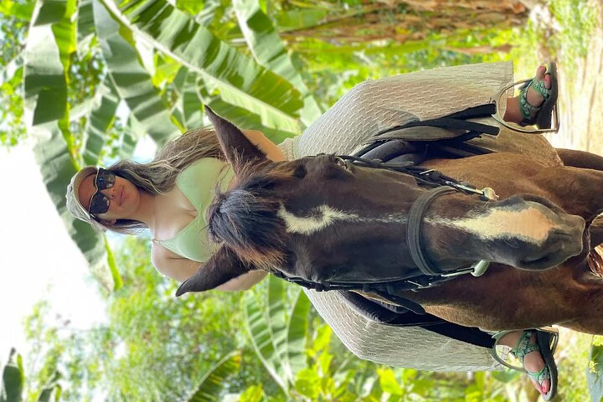 una donna con la testa sul dorso di un cavallo