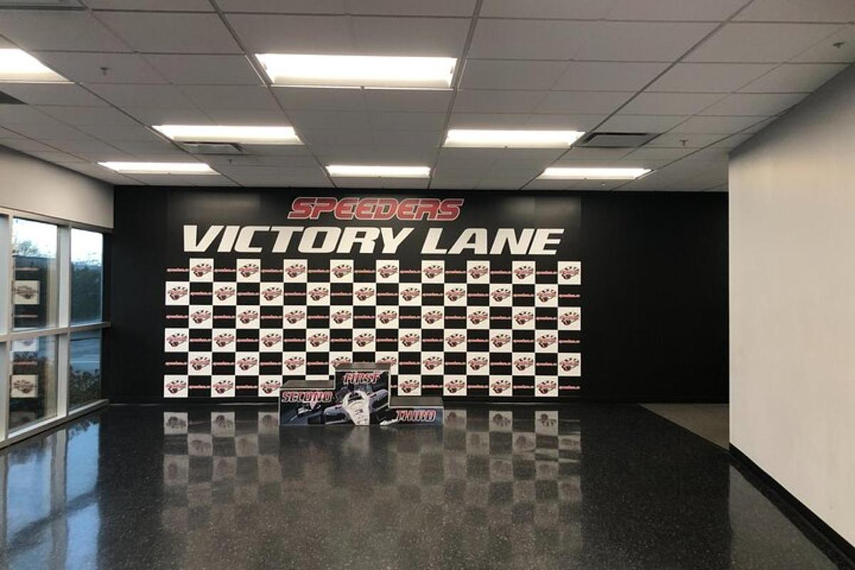 un muro nero con un cartello "Victory Lane" in una stanza