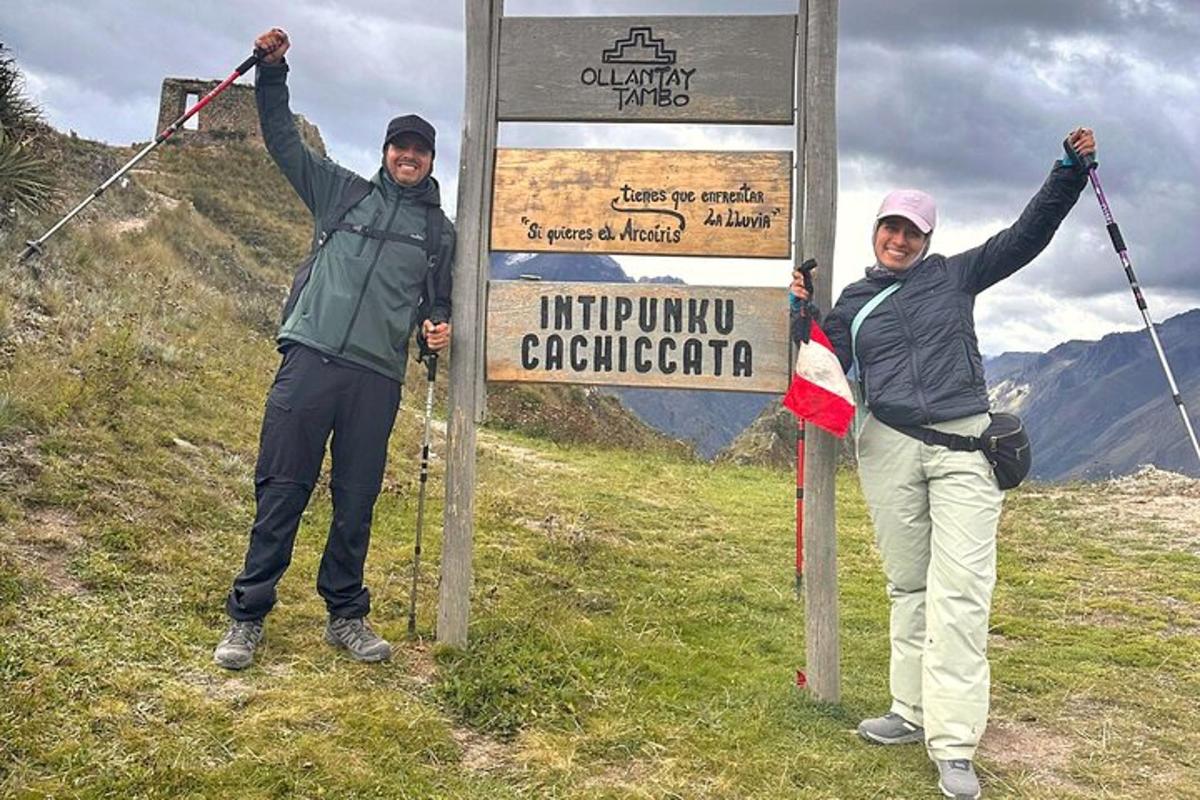 dva lidé stojící vedle cedule na hoře