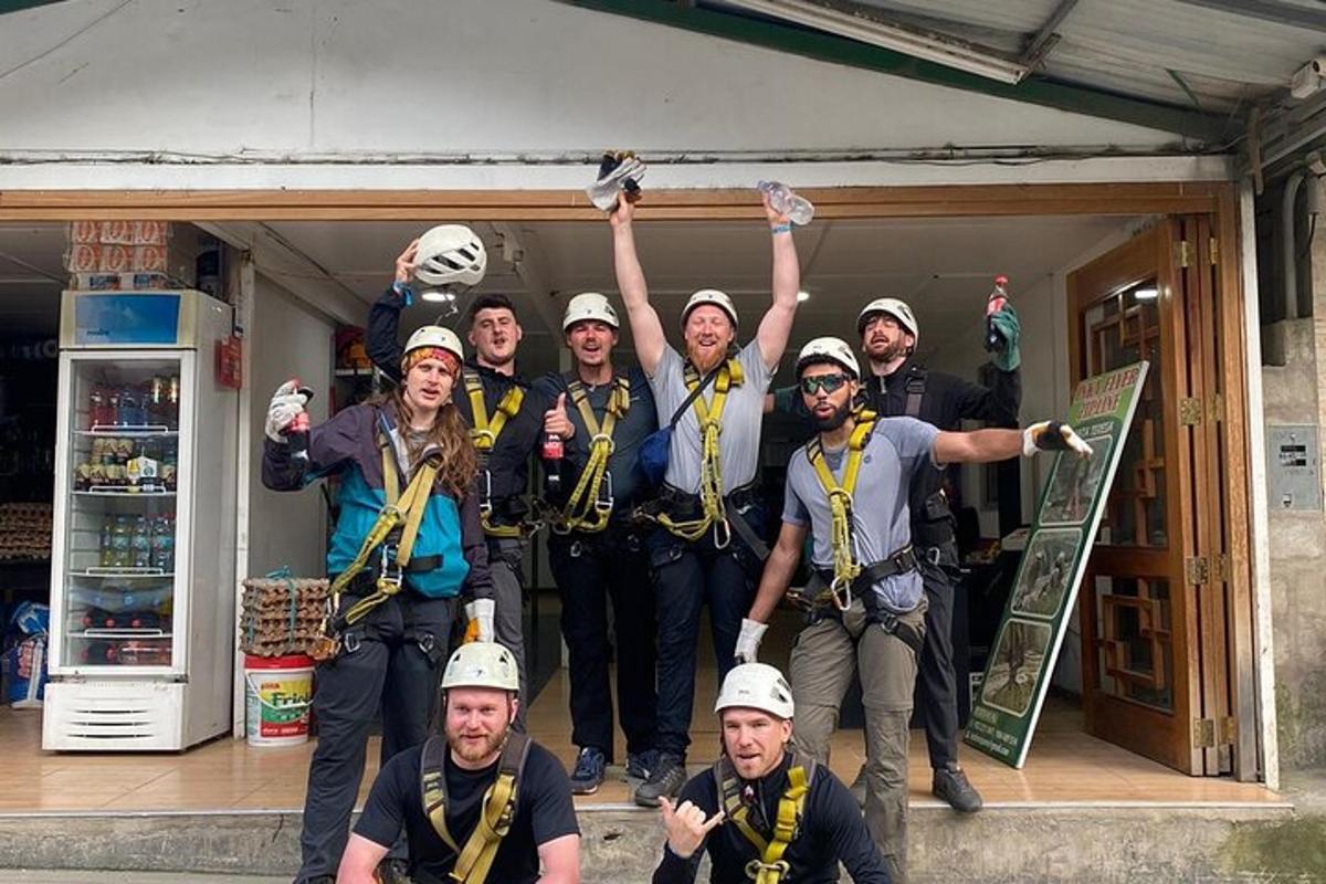 un grup de persones posant per a una foto