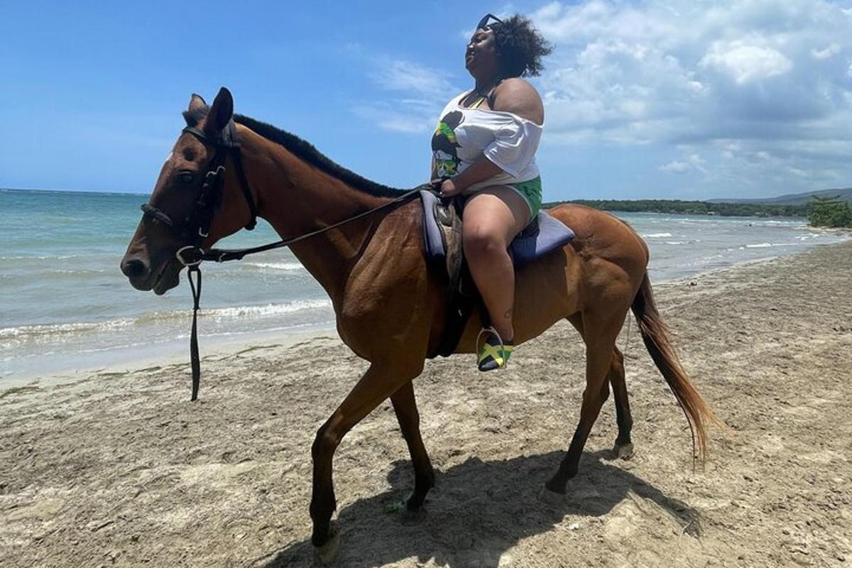 seorang wanita menunggang kuda di pantai