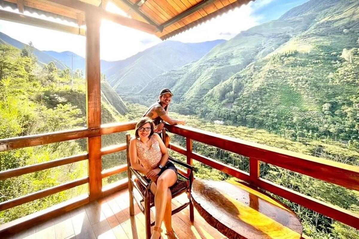 un home i una dona asseguts en un balcó amb vistes
