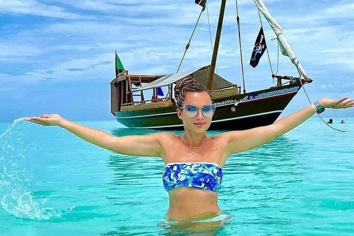жена у води испред чамца