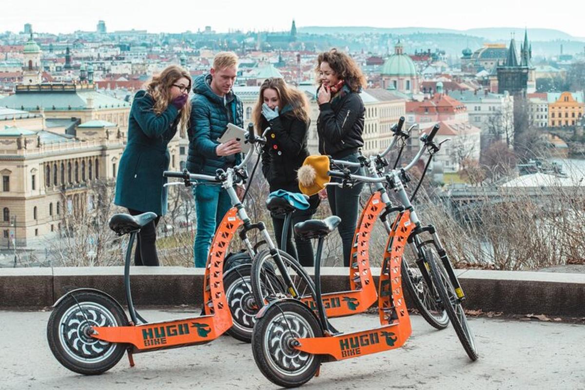 un gruppo di persone in piedi accanto alle loro biciclette