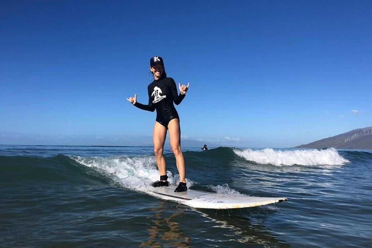 žena jedoucí na vlně na surfovém prkně v oceánu