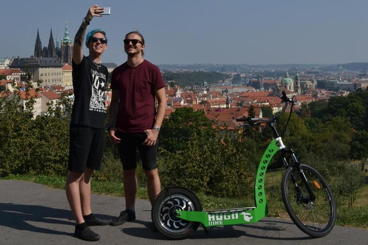 un uomo e una donna in piedi accanto a uno scooter