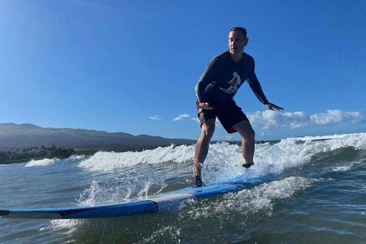 muž jedoucí na vlně na surfovém prkně v oceánu