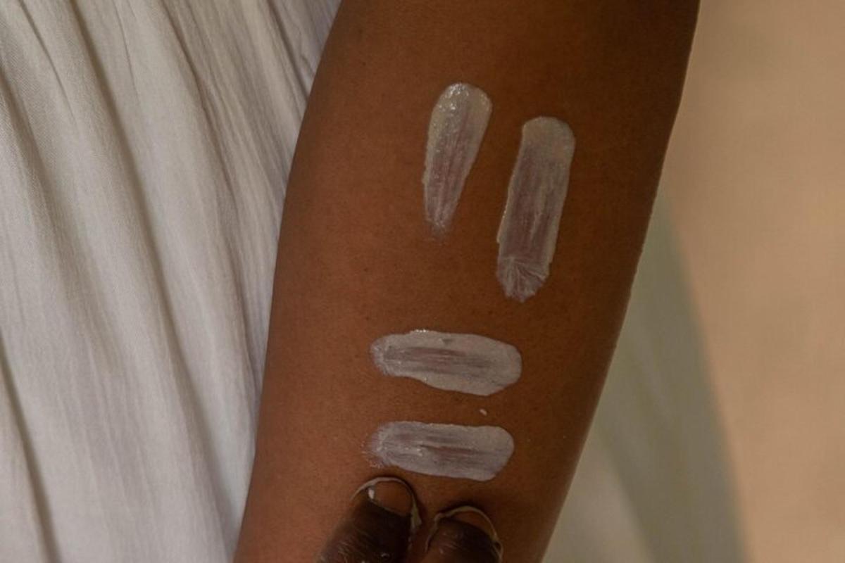 una persona con un tatuaggio sul braccio