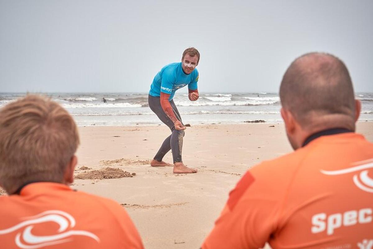 ein Mann spielt mit einem Frisbee am Strand