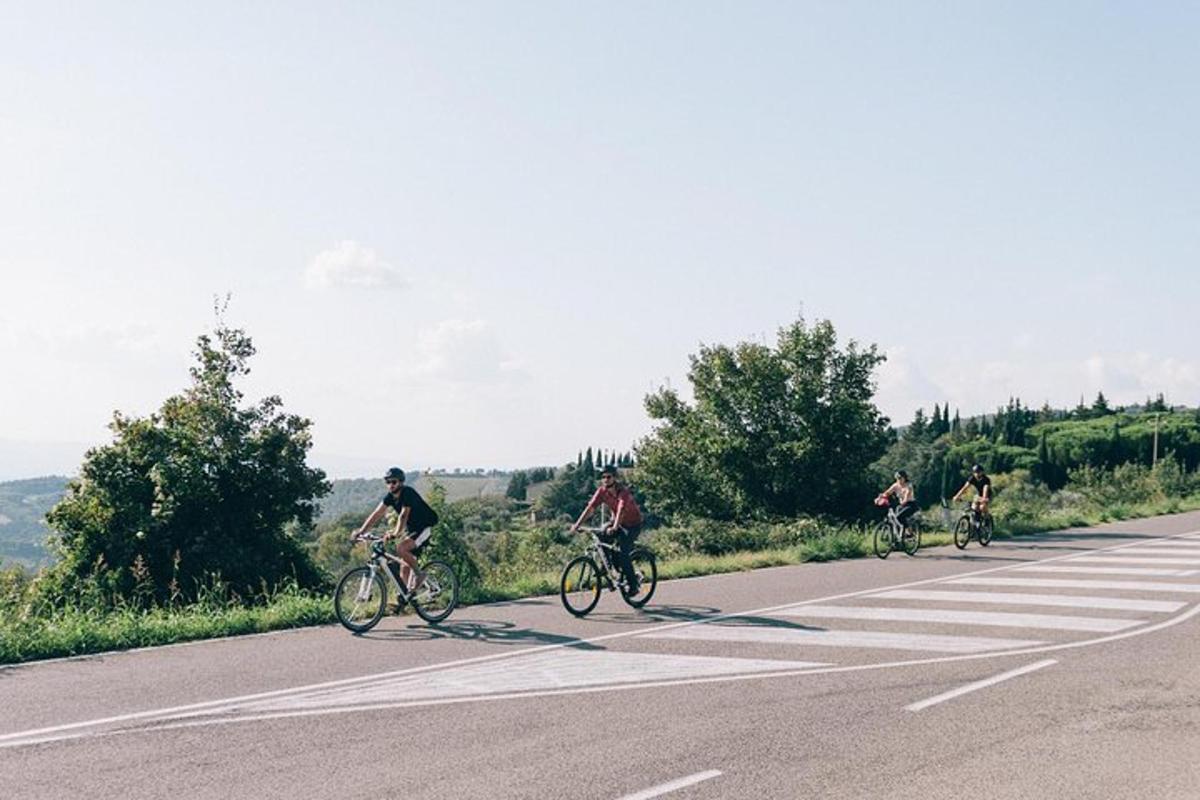 un grup de persones anant en bicicleta per una carretera
