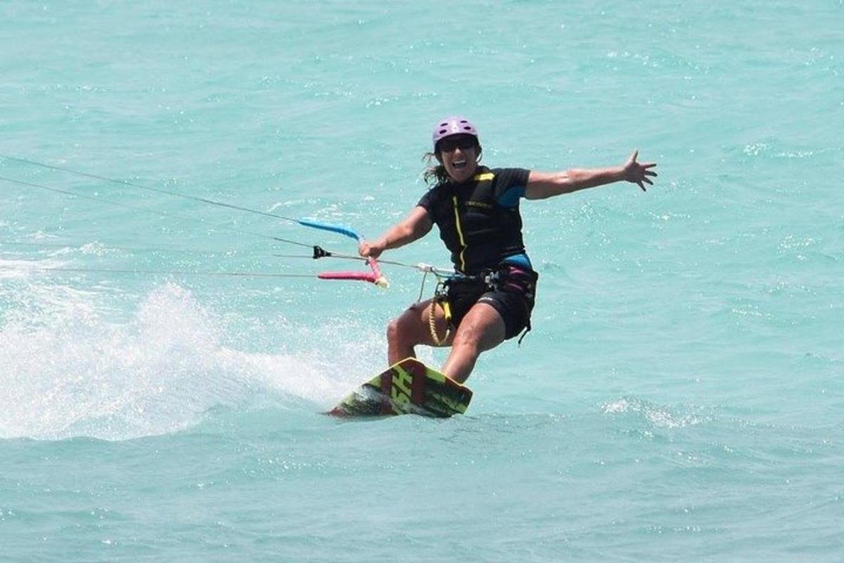 eine Person auf einem Surfbrett im Wasser