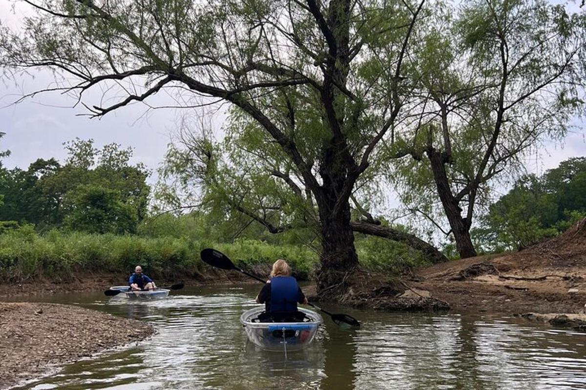 due persone in kayak su un fiume