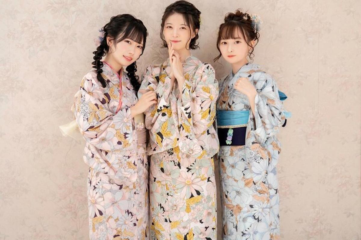 tiga gadis berkimono berpose untuk foto