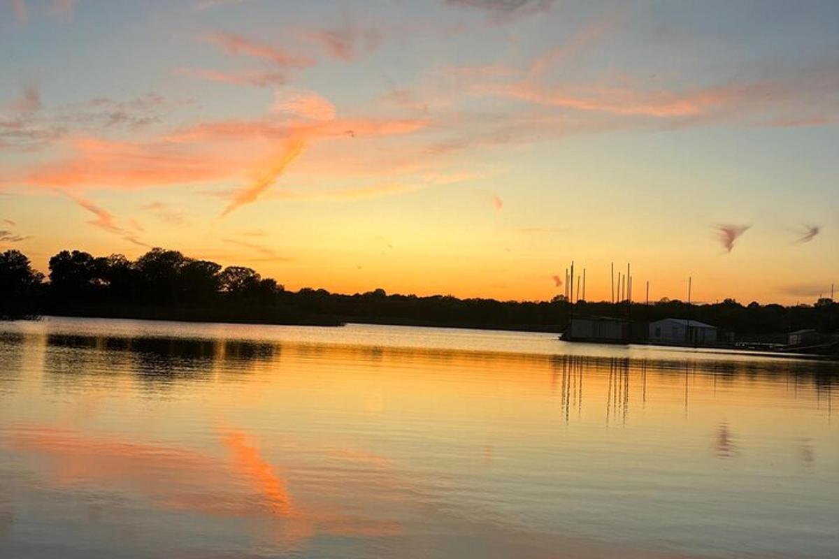un tramonto su un grande specchio d'acqua