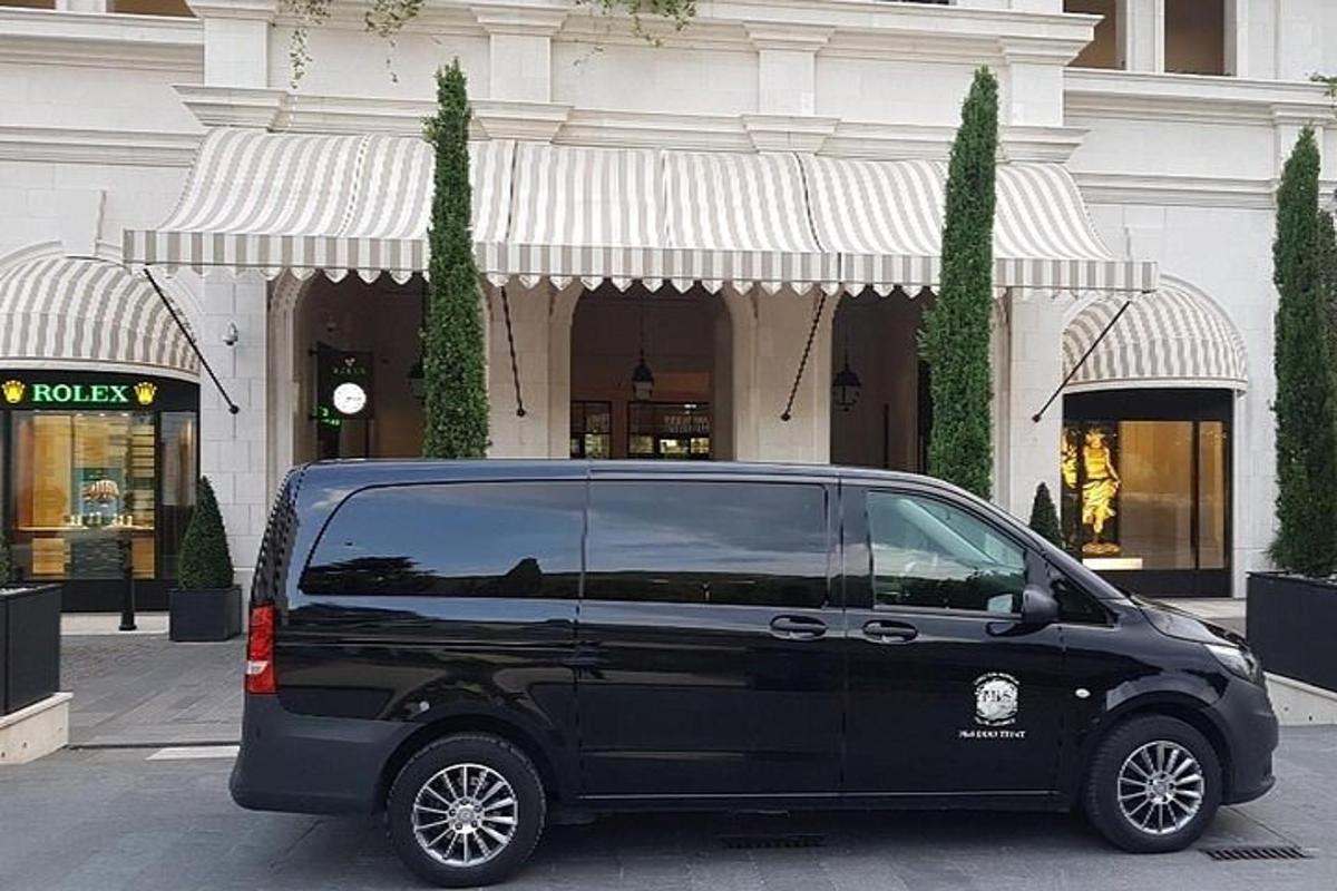 un furgone nero parcheggiato davanti a un edificio