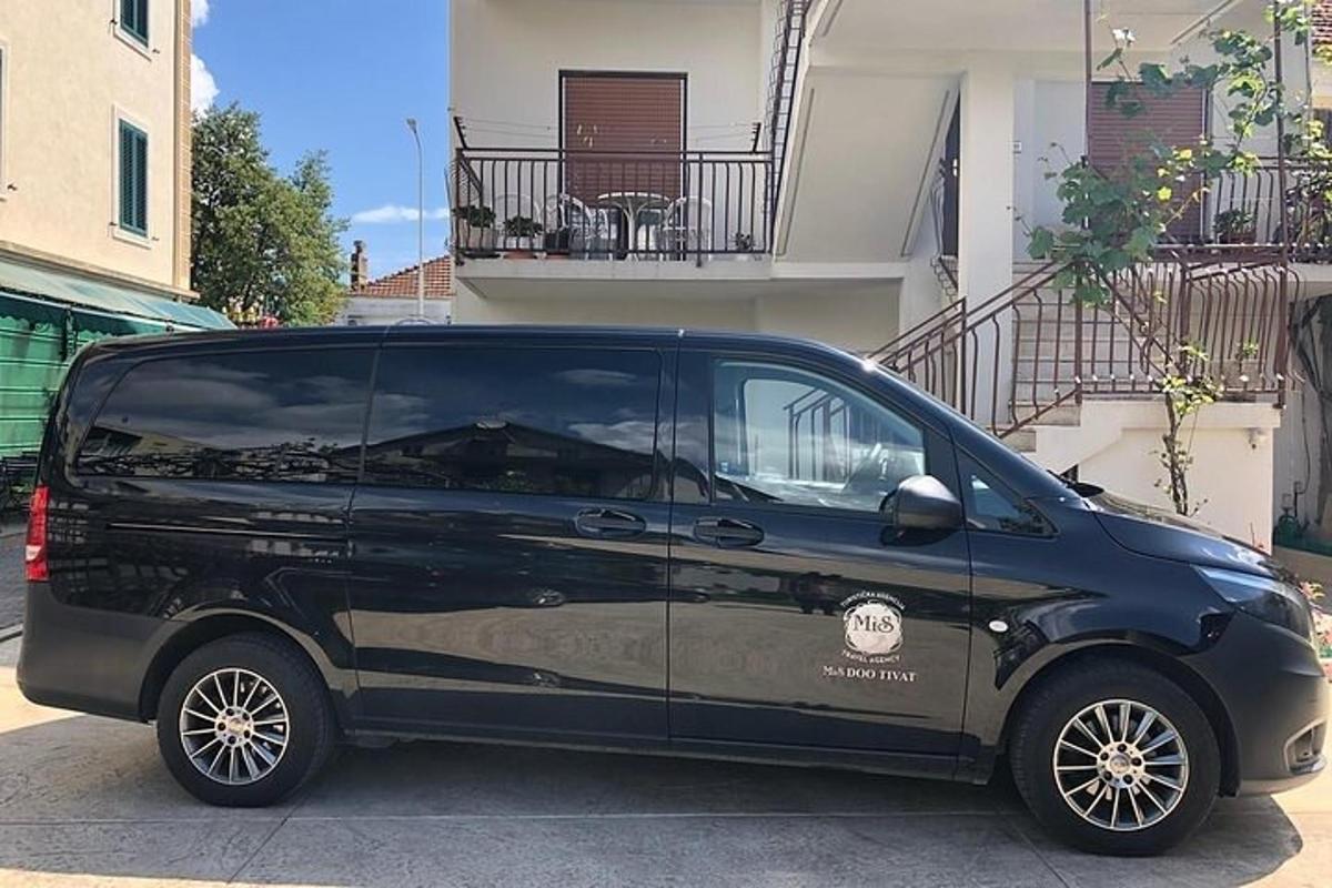 un furgone nero parcheggiato davanti a un edificio