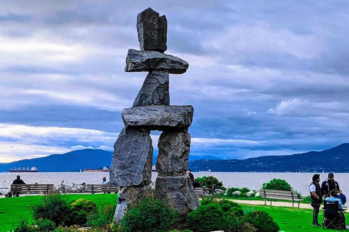 uma estátua de pedra em frente a um corpo d'água