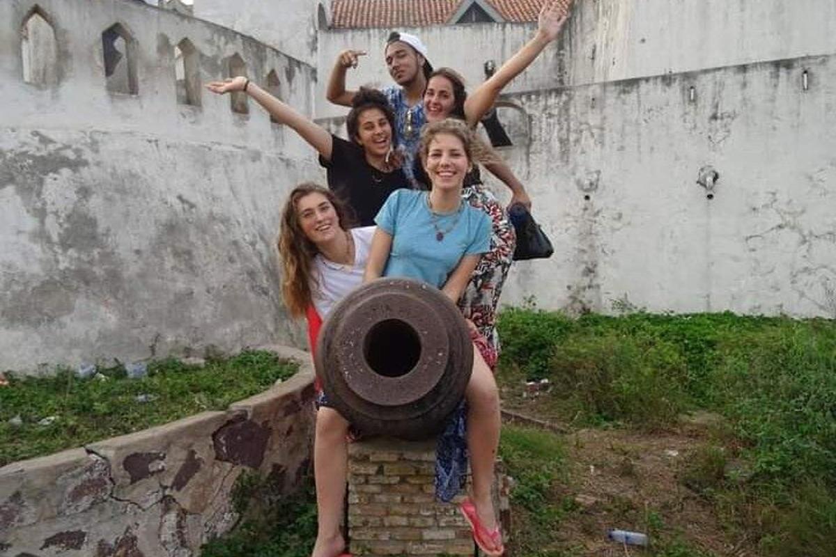 un gruppo di persone sedute in cima a un cannone