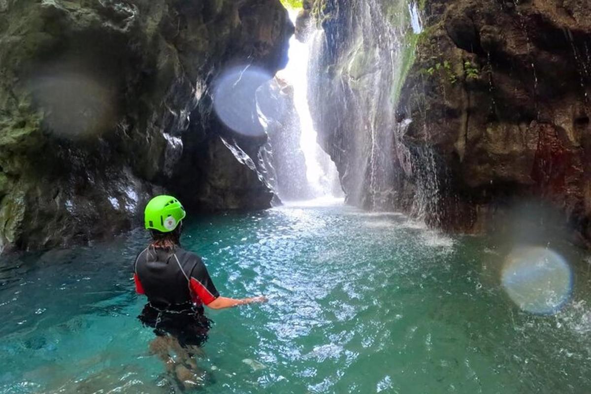 una persona en el agua frente a una cascada