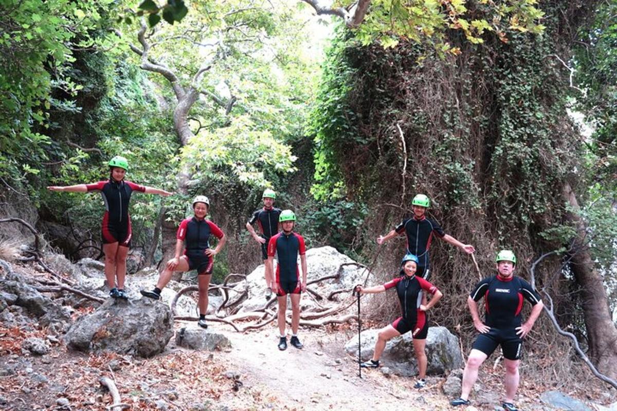 un gruppo di persone in piedi su un sentiero nel bosco