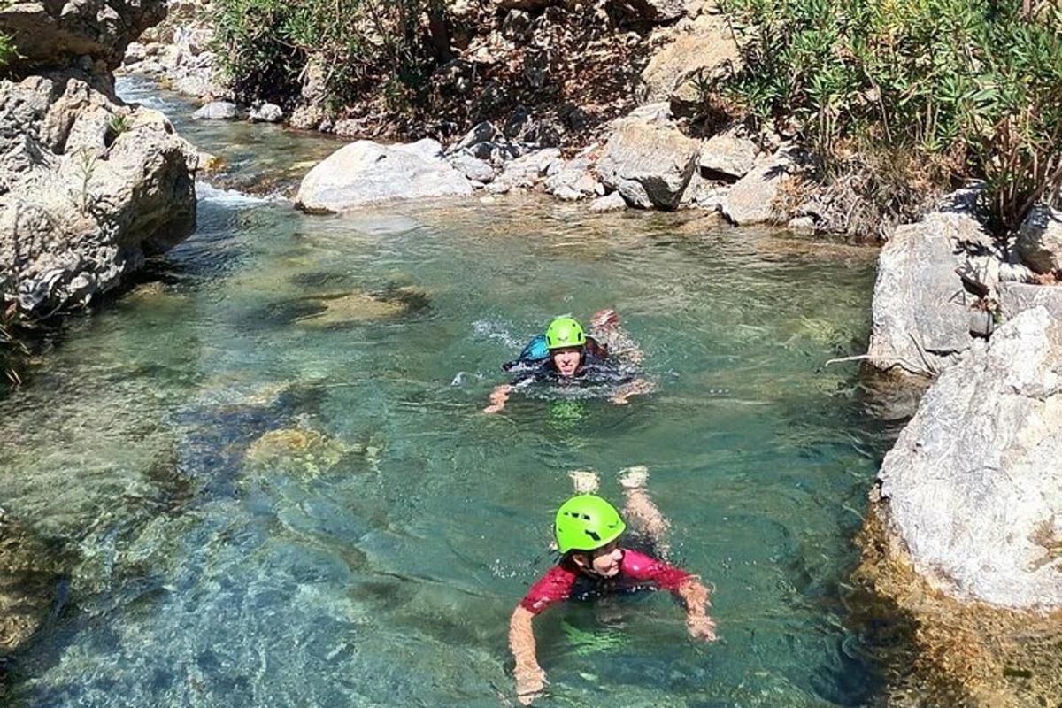 duas pessoas na água de um rio
