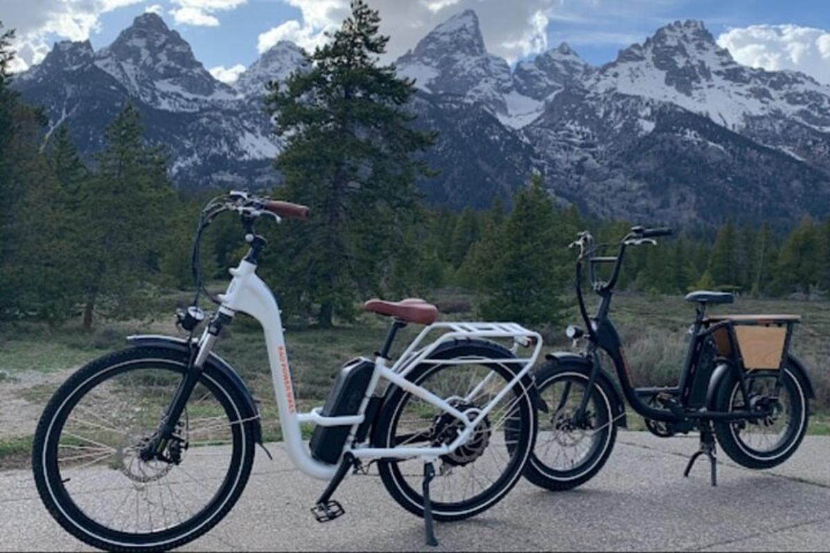 due biciclette parcheggiate una accanto all'altra con le montagne sullo sfondo
