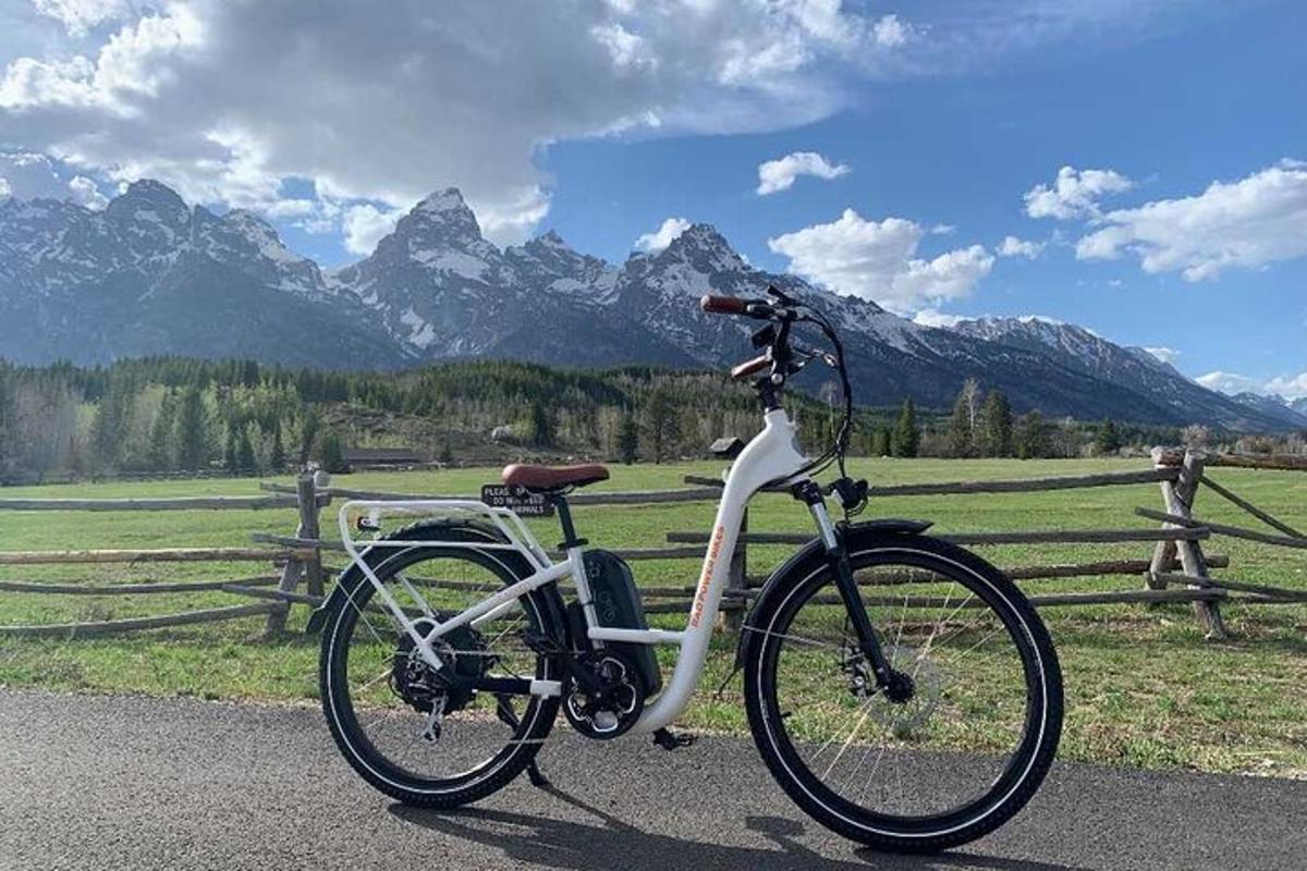 una bicicletta parcheggiata su una strada con le montagne sullo sfondo