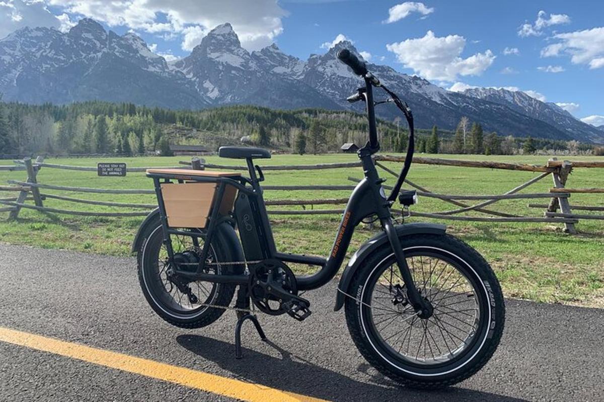 uma motocicleta estacionada em uma estrada com montanhas ao fundo
