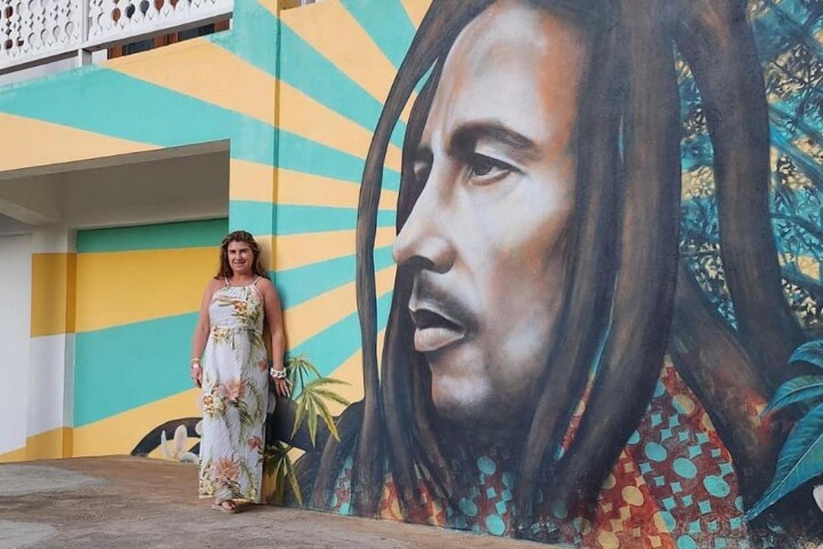 Una mujer parada frente a un gran mural
